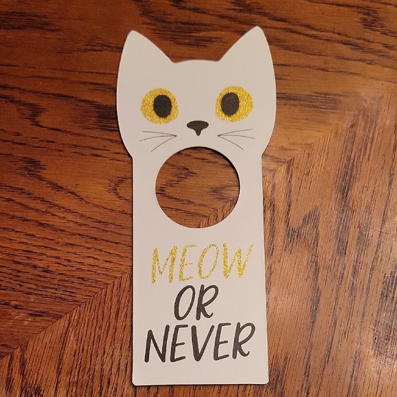 NEW "Meow Or Never" Cat Door Hanger - White and Gold - Picture 1 of 17